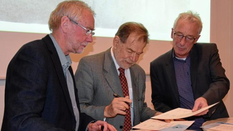 Delmenhorst darf sich als einzige deutsche Stadt für weitere fünf Jahre „Safe Community“ nennen: (von links) Dr. Johann Böhmann, Guldbrand Skjönberg (Welt-gesundheitsorganisation) und Oberbürgermeister Axel Jahnz unterzeichnen das Zertifikat. 