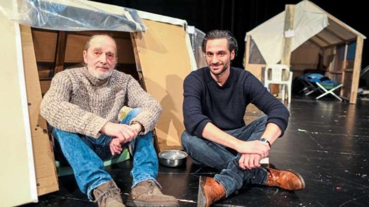 Der Klassiker im Flüchtlingslager: Hauptdarsteller Ronald Funke und Regisseur Dominique Schnizer im Bühnenbild des „Nathan“. 