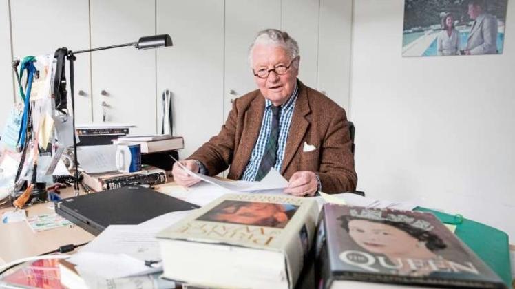 Adelsexperte Rolf Seelmann-Eggebert am Schreibtisch in den Räumen seiner Produktionsfirma. 