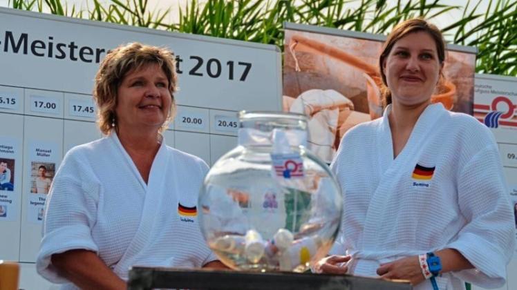 Sabine Bunnenberg (links) und Bettina Etmann zeigen ihre Vorfreude bei der Auslosung der Startzeiten vor der Aufgussmeisterschaft in Bad Staffelstein. 