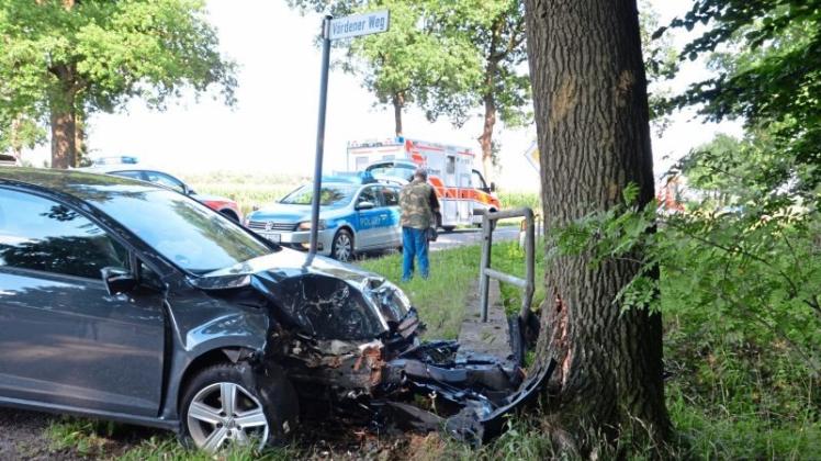 Die beiden Insassen eines VW Golf wurden bei dem Unfall in Malgarten verletzt, das Fahrzeug erheblich beschädigt. 