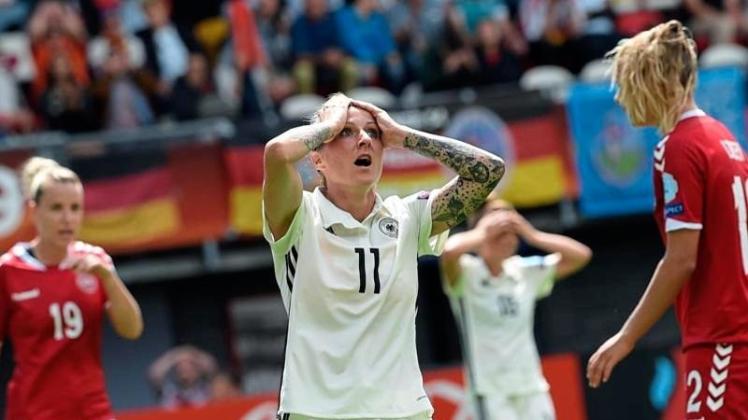 Anja Mittag (M) hadert mit einer vergebenen Chance gegen Dänemark. 