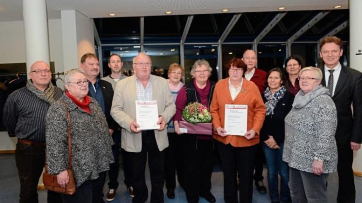 Die Träger des Lingener Bürgerpreises 2017, Alfons Acker und die Mitglieder der Lingener Tafel, bekamen die Urkunden von Oberbürgermeister Dieter Krone. 