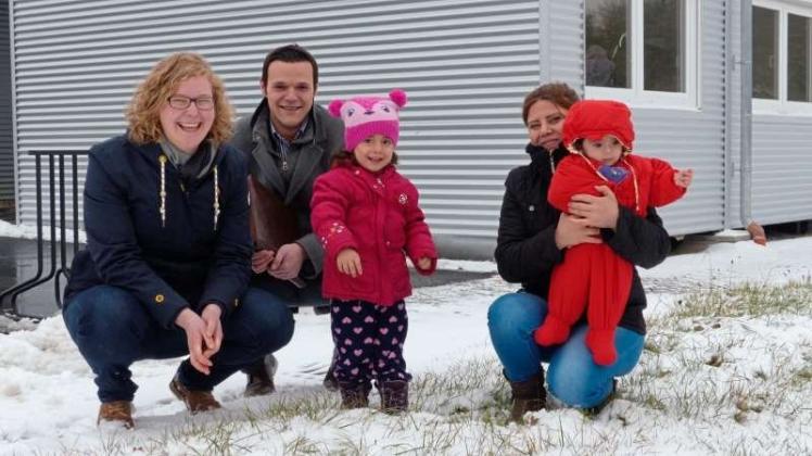 Viel Spaß im Schnee: Die syrische Familie in Riemsloh freut sich mit Nils Oberschelp und Verena Niemeyer (links) über ihre Bleibe-Perspektive. 