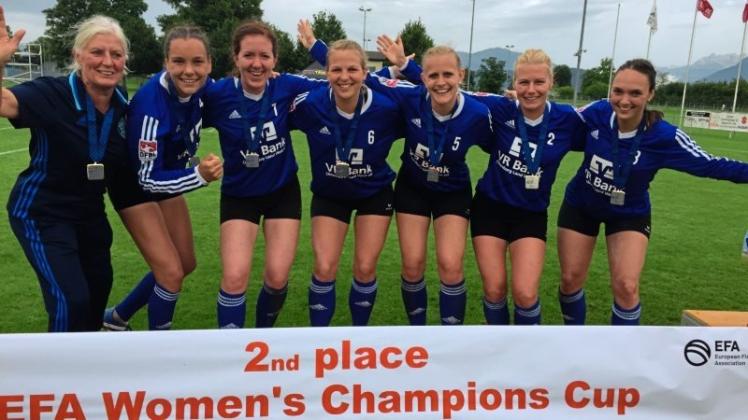 Endlich wieder eine Europacup-Medaille: (von links) Trainerin Edda Meiners, Pia Neuefeind, Sandra Wortmann, Imke Schröder, Sarah Reinecke, Janna Köhrmann und Jacqueline Zaddach. Endlich wieder eine Europacup-Medaille: (von links) Trainerin Edda Meiners, Pia Neuefeind, Sandra Wortmann, Imke Schröder, Sarah Reinecke, Janna Köhrmann und Jacqueline Zaddach.