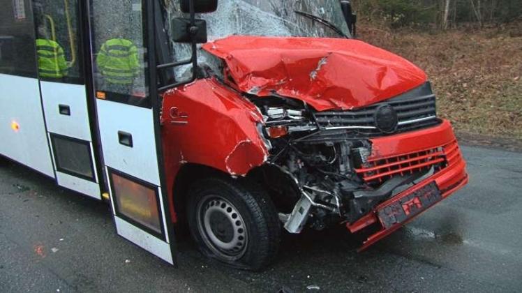 Der neue Bürgerbus ist am Freitagmorgen in Stenum in einen schweren Unfall verwickelt gewesen. 
