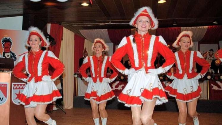 Beim Gardetanz präsentierte sich das achtköpfige Alfhausener Gardeballett in der karnevalstypischen Bekleidung. 
