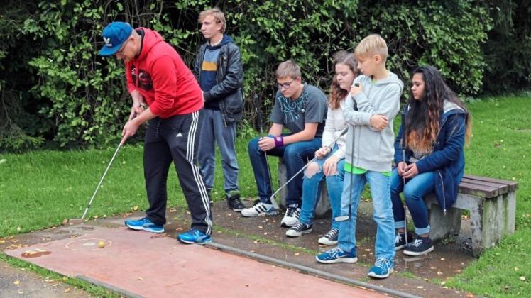 Ruhe und Präzision sind die Voraussetzung beim Minigolf. Weltmeister Achim Braungart Zink zeigte den Schülern, wie es geht. 