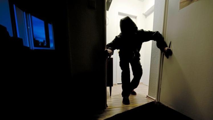 Ein Einbrecher hat in der Nacht zu Samstag in einem Delmenhorster Frisörsalon große Beute gemacht. Symbolfoto: dpa