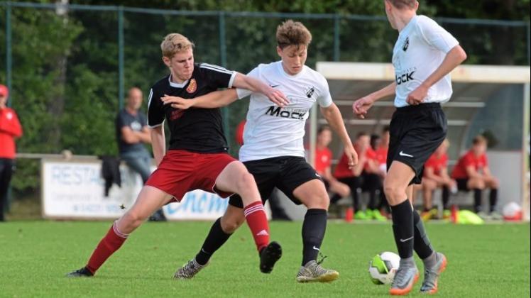 Wurden aufgehalten: Die B-Junioren des TuS Heidkrug mit Lukas Patasan (Mitte) und Ole Stolle (rechts) verloren ihr Landesliga-Heimspiel gegen den SV Bad Bentheim um Felix Schultjan mit 1:2 (0:1). 
