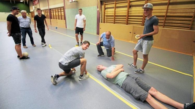 So lang muss die Liegefläche pro Person schon sein, macht einer der Freiwilligen deutlich. In den Hallen in Holzhausen und der Michaelisschule werden die Schlafmöglichkeiten für die Unterbringung der mehr als 300 Teilnehmer an der Kolping-Fußballmeisterschaft vorbereitet. 