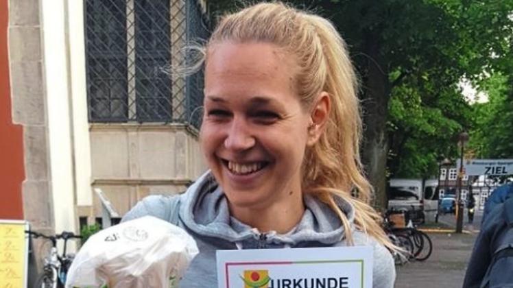 Zufrieden: Janina Meyer vom Lauf-Club 93 Delmenhorst gewann den 14. Nienburger Spargellauf.  