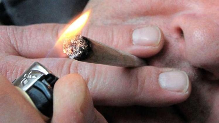 Die Osnabrücker Junge Union will sich auf dem kommenden Niedersachsentag für die Legalisierung von Cannabis und Bengalischen Feuern einsetzen. Symbolfoto: Hildenbrand/dpa