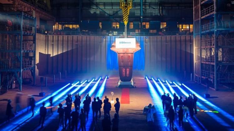 Mit einer Lichtshow wurde in der Baudockhalle der Papenburger Meyer Werft die „AIDAnova“ auf Kiel gelegt. 