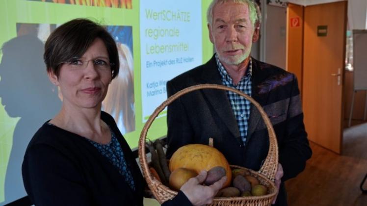 Der Kauf von regionalen Produkten hilft nicht nur beim Klimaschutz, er stärkt auch örtliche Selbstvermarkter: Katja Wessolowski und Rolf Eilers haben im RUZ das Projekt „Wertschätze regionale Lebensmittel“ vorgestellt. Archivfoto: Thomas Deeken
