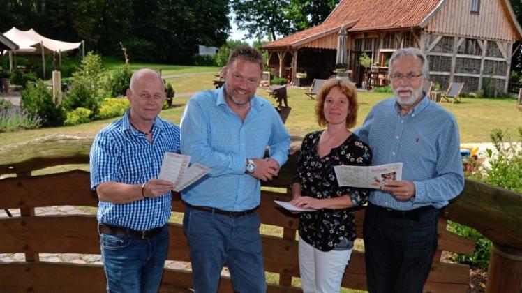 Bäuerliches Handwerk in Nordenholz erleben: (von links) Roland Arndt, Michael Niebuhr, Sara Michel und Heiko Aschenbeck bereiten ein erlebnisreiches Markttreiben vor. Bäuerliches Handwerk in Nordenholz erleben: (von links) Roland Arndt, Michael Niebuhr, Sara Michel und Heiko Aschenbeck bereiten ein erlebnisreiches Markttreiben vor.