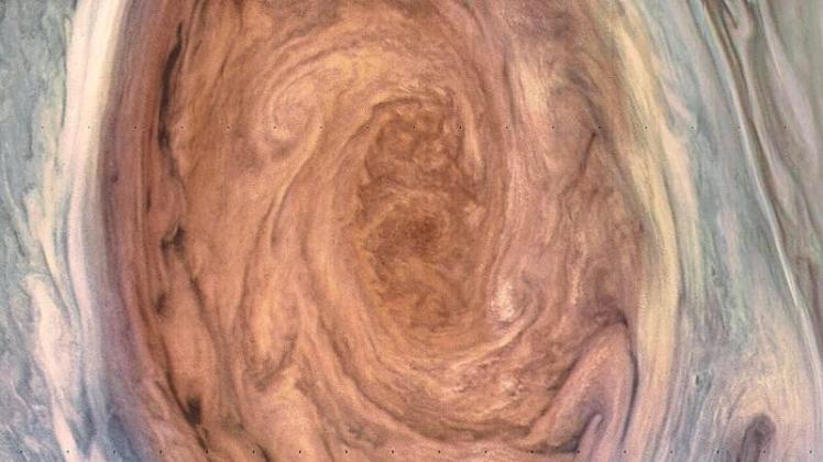 Eine auf der Basis von Daten und Bildern, die von „Juno“ übertragen wurden, erstellte Darstellung des „Großen Roten Flecks“. 