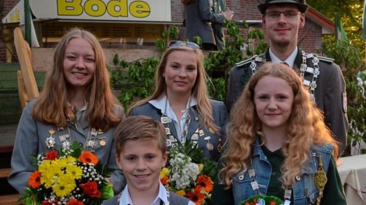 Sie sicherten sich beim Bundesschützenfest in Grüppenbühren die Königstitel: (hinten von links) Elisa Vosteen (Jugend), Stephanie Sandersfeld (Damen), Marc Bührmann (Herren) sowie (vorne) Malte Tönjes (Kinder) und Sara Alfs (Schüler). 
