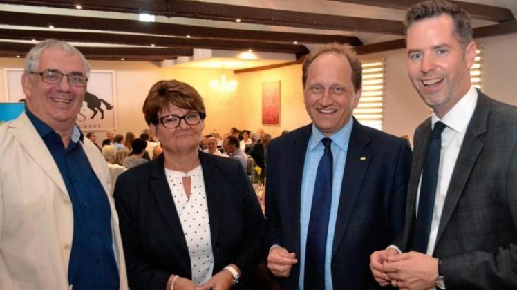Schützenhilfe aus dem EU-Parlament: Niels-Christian Heins (l.), Marion Vosteen und Christian Dürr (r.) haben Alexander Graf Lambsdorff zur FDP-Veranstaltung im Schwarzen Ross eingeladen. 