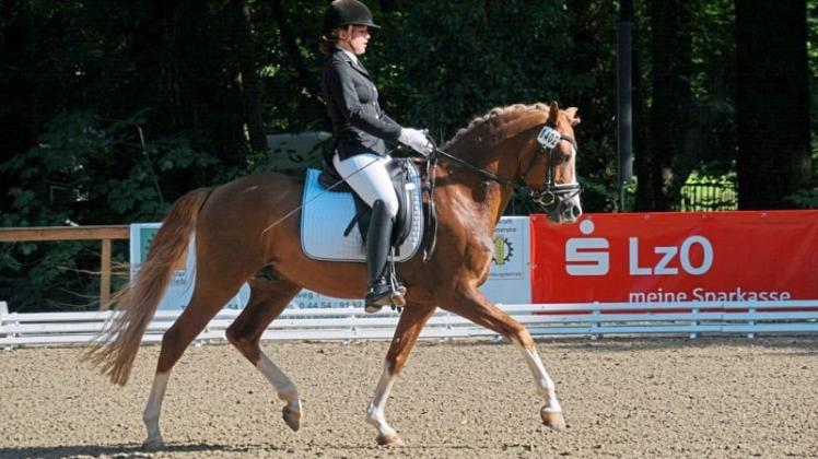 Qualifizierte sich mit ihrem sechsjährigen Huckleberry Finn HJ für das Bundeschampionat: Levke Gimbel vom RuFV Holle Wüsting. Sie erhielt in der Dressurponyprüfung der Klasse L die Wertnote 7.60. Qualifizierte sich mit ihrem sechsjährigen Huckleberry Finn HJ für das Bundeschampionat: Levke Gimbel vom RuFV Holle Wüsting. Sie erhielt in der Dressurponyprüfung der Klasse L die Wertnote 7.60.