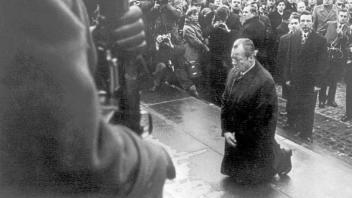 Bundeskanzler Willy Brandt kniet am 07.12.1970 vor dem Mahnmal im einstigen jüdischen Ghetto in Warschau (Polen), das den Helden des Ghetto-Aufstandes vom April 1943 gewidmet ist. 