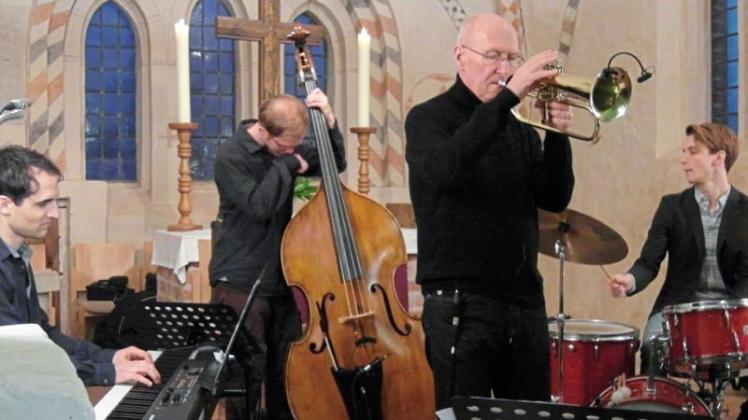 Jazzmusik in spirituellem Ambiente: Das Uli Beckerhoff Quartett ist nach 2016 erneut in der St.-Katharinen-Kirche in Schönemoor zu Gast. Jazzmusik in spirituellem Ambiente: Das Uli Beckerhoff Quartett ist nach 2016 erneut in der St.-Katharinen-Kirche in Schönemoor zu Gast.
