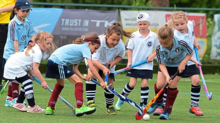 Gastgeberinnen: Mädchen des HCD (weiße Trikots, hier gegen Uhlenhorst) gehören beim 9. Hockey-Kids-Cup zu den Mitwirkenden. 