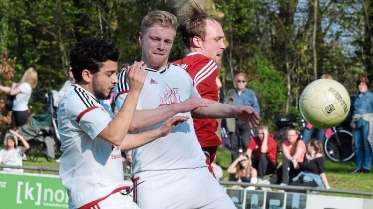 Gute Leistung, aber keine Punkte: Julian Dienstmaier (rechts) und der VfL Stenum verloren beim SV Brake mit 1:4. Gute Leistung, aber keine Punkte: Julian Dienstmaier (rechts) und der VfL Stenum verloren beim SV Brake mit 1:4.