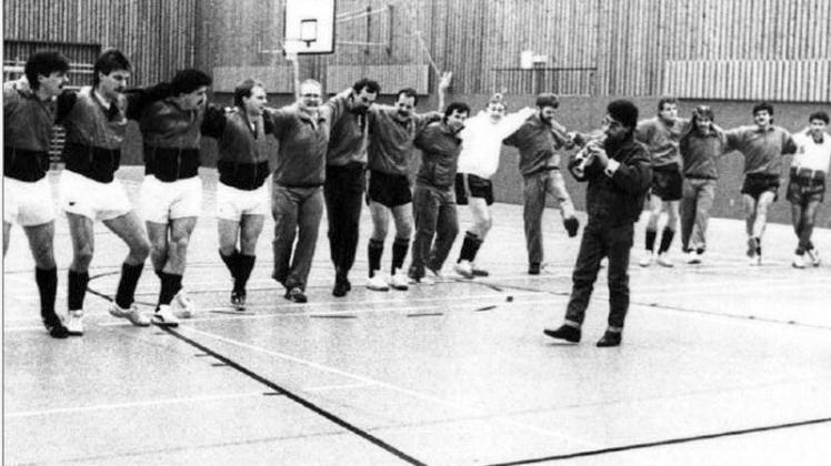 Eine gute Tradition: Zum Auftakt seines Friedens- und Freundschaftsturniers tanzen alle Mannschaften - wie hier am 6. Februar 1989 - den türkischen Volkstanz Halay.  