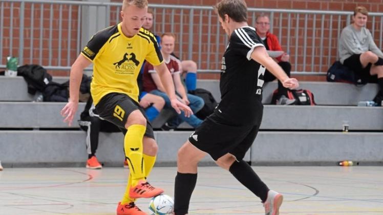 Nächster Stopp Endrunde: Der Delmenhorster BV (links) feierte im Qualifikationsturnier der Futsal-Kreismeisterschaft vier Siege, einen davon gegen den TuS Vielstedt, und wurde Gruppensieger. Fotos (2): Rolf Tobis