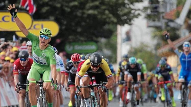 In Pau rast Marcel Kittel zu seinem fünften Etappensieg bei der laufenden Tour de France, und zeigt dies mit der Rechten an. 