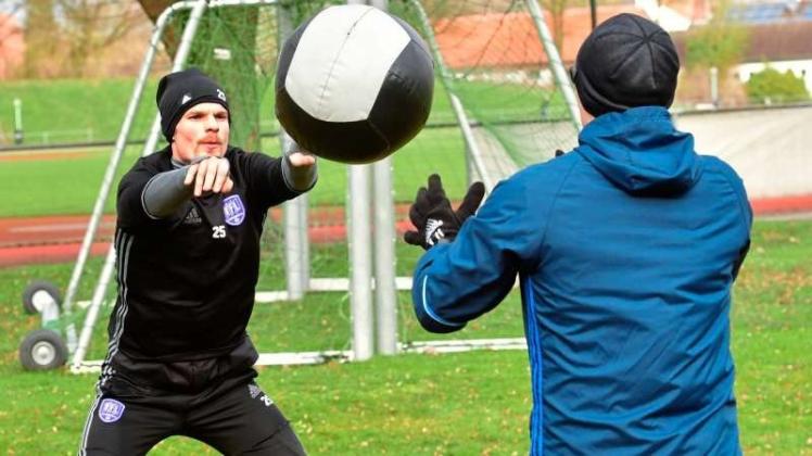 Ackern für die Rückkehr: Christian Groß (links) im Einzeltraining mit Athletikcoach Henrik Frach. 