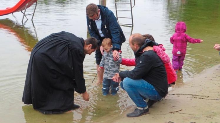 Das ist mal eine besondere Taufe: Der zweijährige Nick Reese aus Stuttgart wurde im Silbersee getauft. 