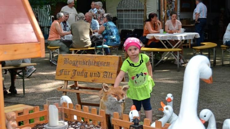 Emma hat sich beim Klosterfest in Bergedorf schnell mit dem Fuchs angefreundet. Emma hat sich beim Klosterfest in Bergedorf schnell mit dem Fuchs angefreundet.