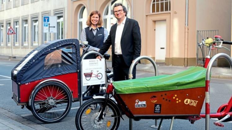 Stadtbaurat Frank Otte und Christiane Kirchhoff-Billmann, Geschäftsführerin von Betten Kirchhoff,, zeigen die neuen Anlehnbügel. 