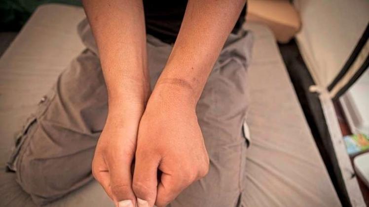 Ein 15-Jähriger aus Syrien zeigt die Fesselungsspuren an seinen Handgelenken. Auch Kinder werden in Syrien einer Untersuchung zufolge gefoltert. 