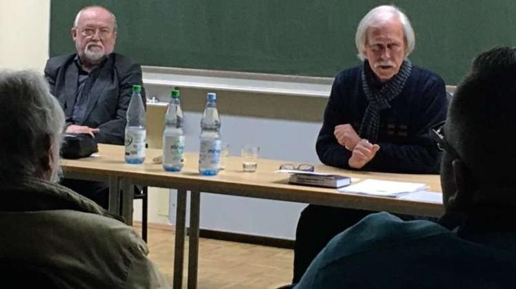 Dr. Christian Glaß (links) vom „Breiten Bündnis gegen rechts“ begrüßte den Anwalt Dr. Rolf Gössner zu einem Vortrag über Parteiverbote in der VHS. 