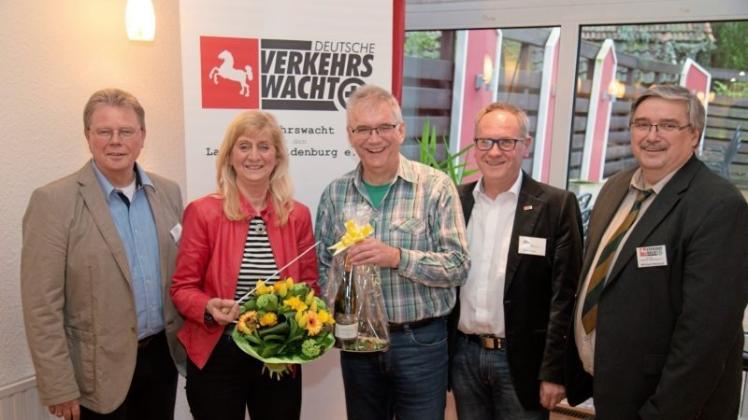 Blumen für die neue Vorsitzende: (v.l.) Peter Wildbredt, Christel Zießler, Siegfried Bluhm, Rudi Czipull und Michael Kleinert. 