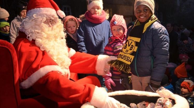 Im vergangenen Jahr kam der Weihnachtsmann in den Ganderkeseer Ortskern. Dieses Mal wird der Nikolaus beim Ganderkeseer Weihnachtsmarkt erwartet. Archivfoto: Thomas Deeken