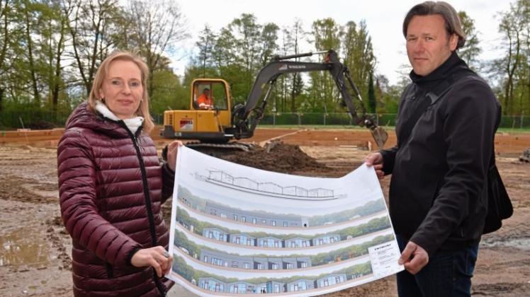 Der Plan steht, jetzt wird gebaut: Andrea Vennebörger und Roger Karlsen präsentieren den Bauplan für die neue Kita an der Käthe-Kollwitz-Schule. 