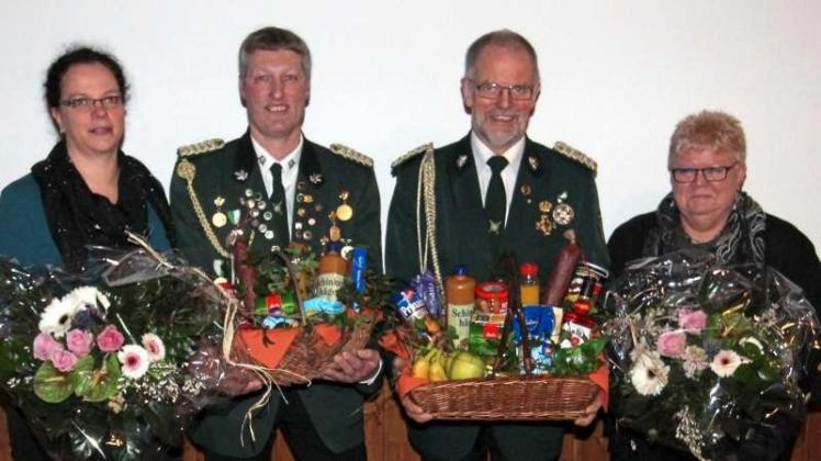 Für ihre langjährige Mitarbeit im Vereinsvorstand wurden Präsident Georg Köstermenke (Zweiter von rechts) und Andreas Dohm (Zweiter von links) geehrt. Ein Dank galt auch den Ehefrauen Marianne Köstermenke (rechts) sowie Birgit Dohm (links), die einen Blumenstrauß erhielten. 