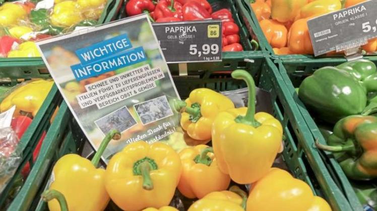 Einige Supermärkte informieren die Kunden mit Aushängen über die Ernteausfälle in Südeuropa und die daraus resultierenden hohen Preise für Gemüse derzeit. 