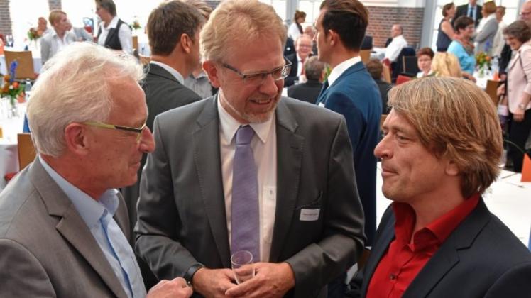 Small talk in der Markthalle (von links): Oberbürgermeister Axel Jahnz und Hans-Ulrich Salmen, Vorsitzender des Fördervereins der örtlichen Wirtschaft, mit Gastredner Martin Kremming. Small talk in der Markthalle (von links): Oberbürgermeister Axel Jahnz und Hans-Ulrich Salmen, Vorsitzender des Fördervereins der örtlichen Wirtschaft, mit Gastredner Martin Kremming.