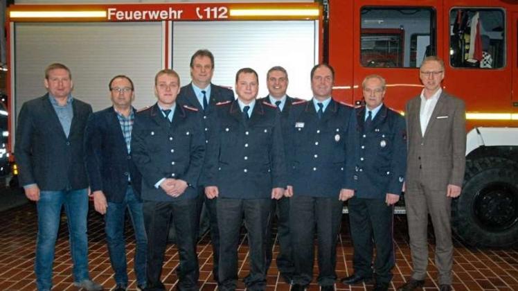 Die Feuerwehr Osterbrock beim Jahresrückblick mit Geestes Bürgermeister Helmut Höke (rechts). 