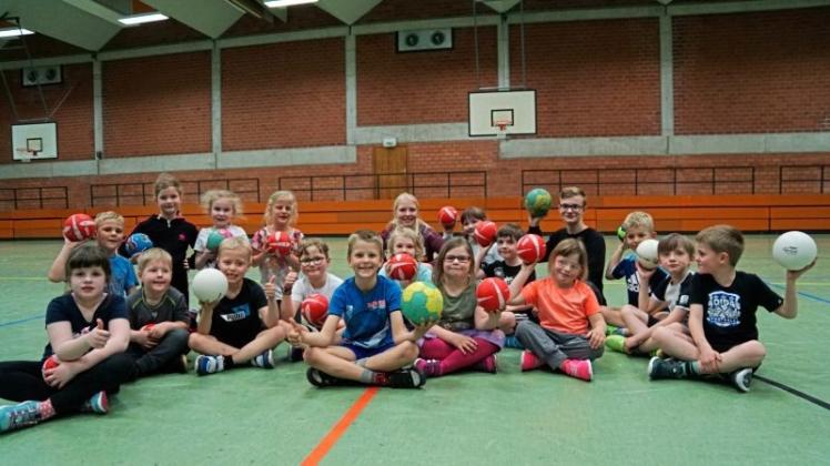 Haben gemeinsam viel Spaß: die Mini-Handballer der HSG Grüppenbühren/Bookholzberg. Sie werden von Annika Bodzian trainiert, die von Florin Krentz unterstützt wird. Bodzian absolviert in der HSG ein Freiwilliges Soziales Jahr, das im Sommer endet. Der Verein sucht einen Nachfolger. 