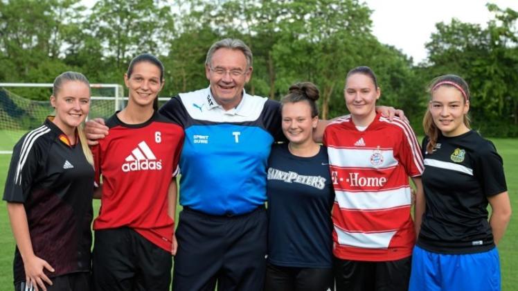 Wollen sich mit dem TV Jahn Delmenhorst gut präsentieren: Denise Hasselbring, Stefanie Herzberg, Trainer Claus-Dieter Meier, Kirsten Mueller, Aileen Fahlbusch und Tomke Hege. Wollen sich mit dem TV Jahn Delmenhorst gut präsentieren: Denise Hasselbring, Stefanie Herzberg, Trainer Claus-Dieter Meier, Kirsten Mueller, Aileen Fahlbusch und Tomke Hege.