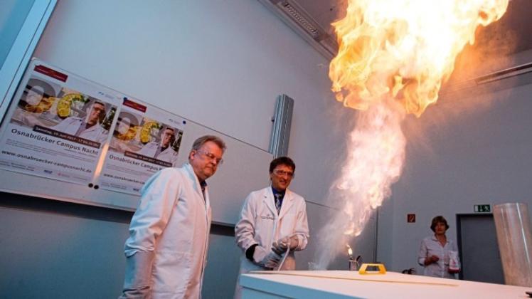 Explosive Veranstaltung: Universitätspräsident Wolfgang Lücke (links) und Hochschulpräsident Andreas Bertram proben eine Mehlstaubexplosion. Das spektakuläre Experiment ist einer von 200 Programmpunkten bei der 1. Osnabrücker Campus Nacht am 10. Juni 2017. 