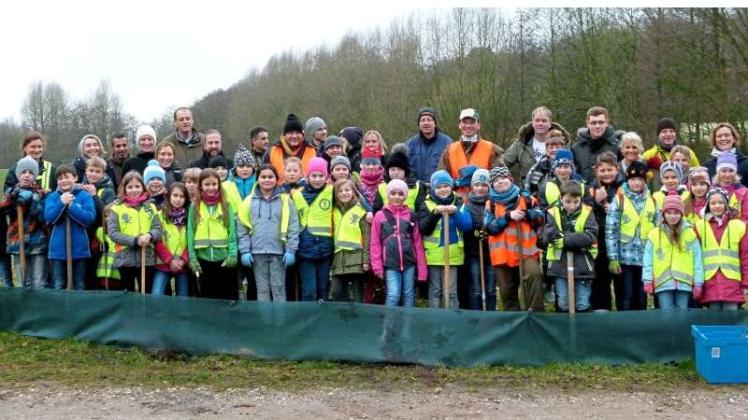 Drei vierte Klassen der Grundschule Bad Rothenfelde trotzten am Samstag der Kälte und errichteten einen Amphibienschutzzaun. 