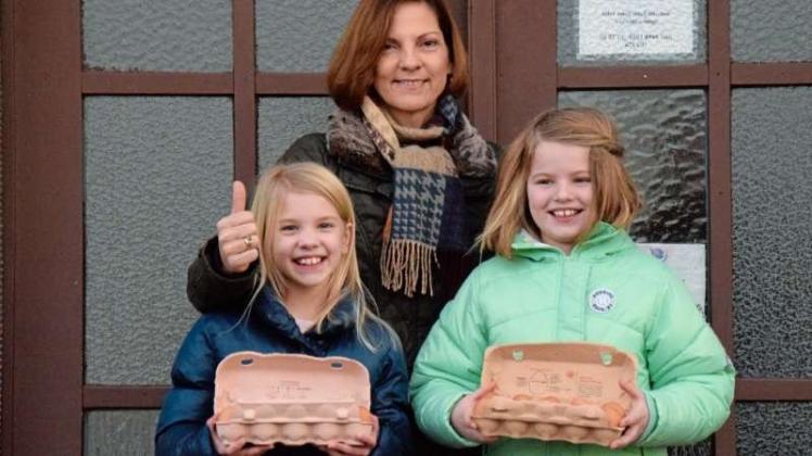 Haben 540 Eier an die Tafel übergeben: (von links) Imke Kruppa, Tafel-Mitarbeiterin Christa Weist-Rolfes und Leni Wielenberg. 