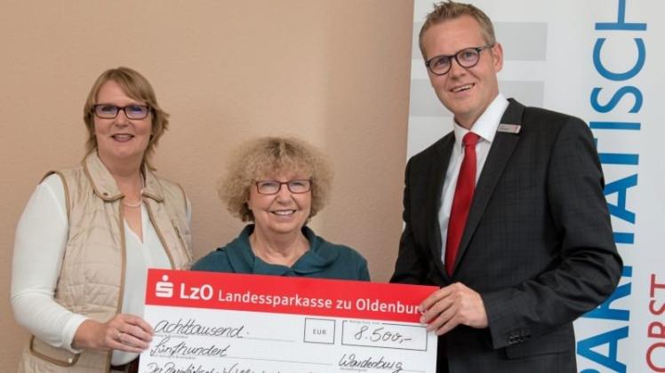 Spende an die Schuldnerberatung: (v. l.) Sabine Heyen und Heidelies Iden vom Paritätischen freuen sich über eine Spende, die Jörg Niemann von der LzO überreicht. 